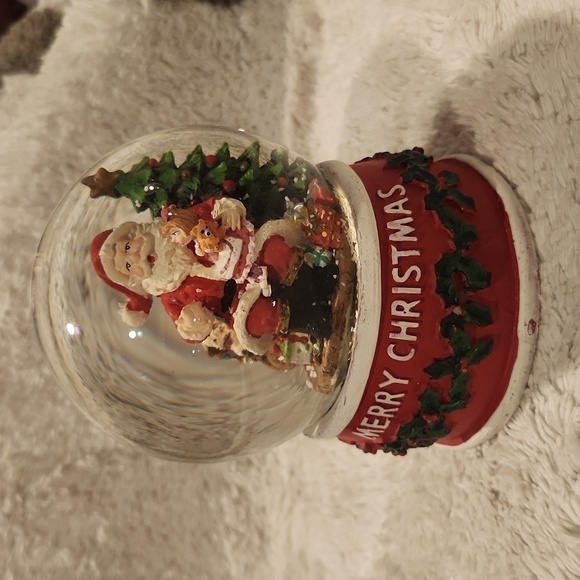 Santa Musical Snowglobe - Picture 1 of 3